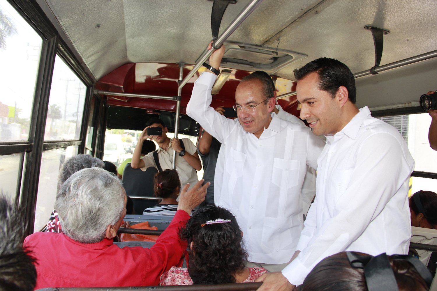 Viajan y sudan en camión